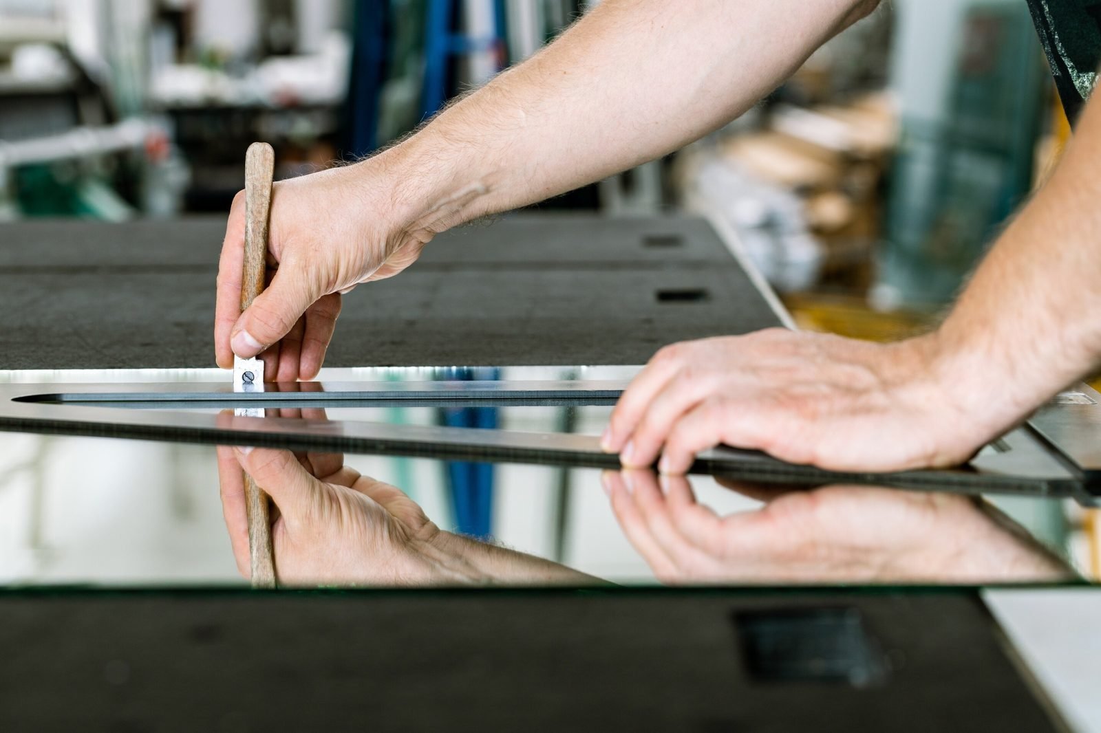 Découpe de verre sur mesure en atelier par un vitrier du 49